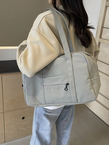 Sac de voyage gris clair grande capacité avec larges bandoulières pour sport et gym