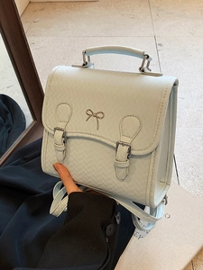 Schicker hellblauer Damenrucksack aus Kunstleder mit Rautenmuster und Metall-Schleife