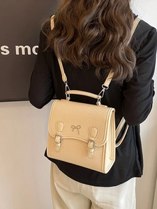 Schicker beige strukturierter PU-Lederrucksack mit Metallbogen und Klappenverschluss