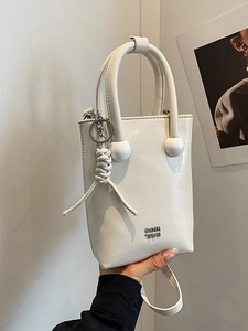 Sac seau blanc rétro texturé avec poignée sphérique et pendentif tissé chic