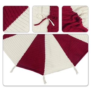 Gestrickte rot-weiße Weihnachtsbaumdecke mit Quasten und Bindeband für Dekoration