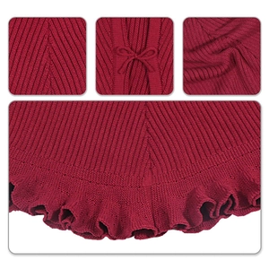 Gonna per albero di Natale rossa in maglia con fiocchi decorativi e bordo a volant raffinato