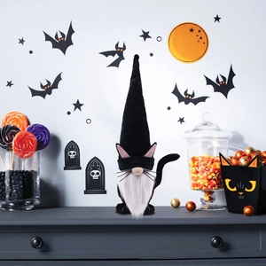 Gnomo di Halloween con orecchie da gatto nero e barba bianca per decorazioni di feste