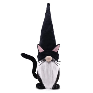 Vista dettagliata dello gnomo di Halloween in peluche con barba bianca e orecchie da gatto