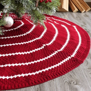 Gonna per albero di Natale in maglia rossa e bianca con motivo a onde su legno