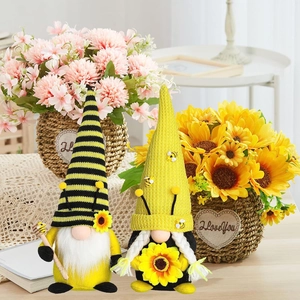 Gnomi di peluche con strisce d'api, girasoli e cappelli a maglia per decorazioni primaverili