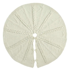 Witte kabelgebreide kerstboonrok met decoratieve strikken en ronde geweven textuur