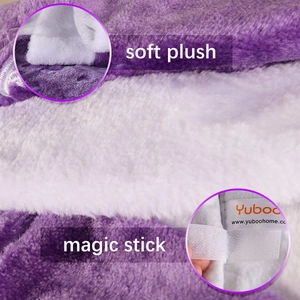 Détail macro du tapis de sapin de Noël en peluche violette et blanche avec fermeture