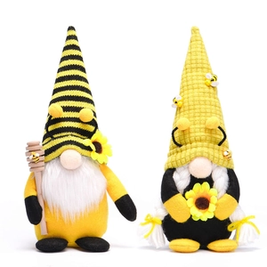 Set di gnomi per la festa delle api con girasoli su sfondo bianco puro