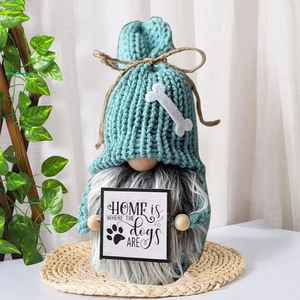 Gnomo a tema cane con cappello blu e targa in legno Home is Where the Dogs Are
