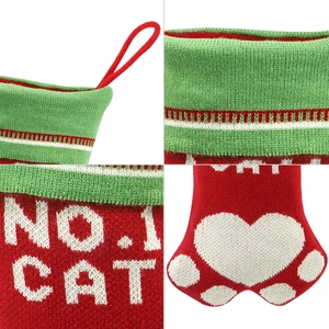 Gros plan détaillé de la chaussette de Noël en tricot avec motif de patte de chat