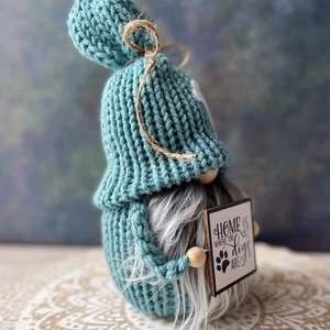 Gnomo marino a maglia con cappello blu e targa decorativa Home Is Where The Dogs Are