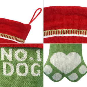 Détail de chaussette de Noël en tricot avec motif patte de chien et texte NO. 1 DOG