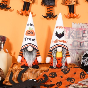 Set de gnomes d'Halloween avec motifs citrouille et chauve-souris sur socle tressé