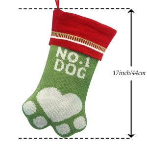 Détail de la chaussette de Noël patte de chien verte avec texte NO.1 DOG 44cm