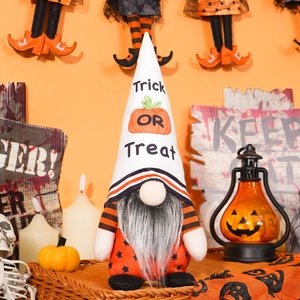 Gnome d'Halloween avec chapeau citrouille Trick or Treat parmi les décors festifs