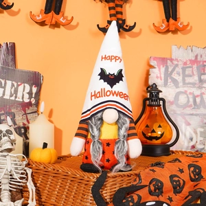 Détail d'un gnome d'Halloween avec chapeau Happy Halloween parmi citrouilles et décorations