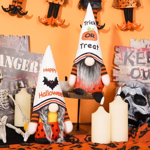 Détail de gnomes d'Halloween avec chapeaux Trick or Treat et motifs à rayures
