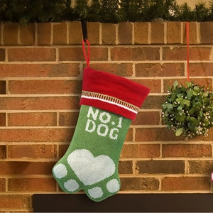 Chaussette de Noël pour chien avec motif de patte et texte accrochée au foyer