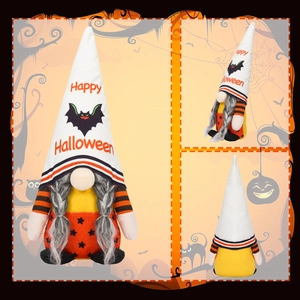 Détail de gnome d'Halloween en peluche avec chapeau chauve-souris sur trois angles