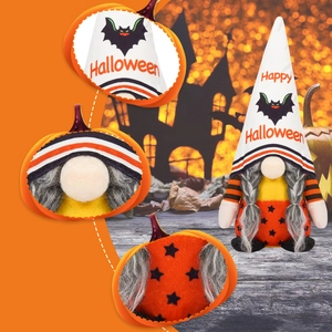 Détails d'un nain d'Halloween en peluche avec nattes, motifs chauves-souris et habits