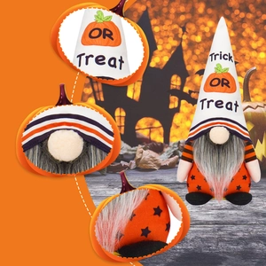 Détail d'un gnome d'Halloween avec motifs de citrouilles et lettrage Trick or Treat sur le chapeau