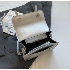 Détails de l'intérieur du sac argenté métallisé avec boucles magnétiques et zip interne