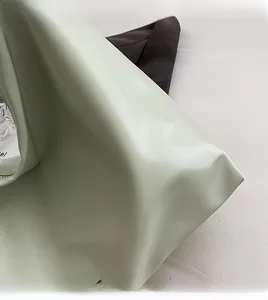 Detailansicht der weichen mintgrünen Rafftasche mit glatter, glänzender PU-Ledertextur