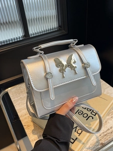 Mini sac bandoulière argenté métallisé avec papillon chromé et bandoulière réglable