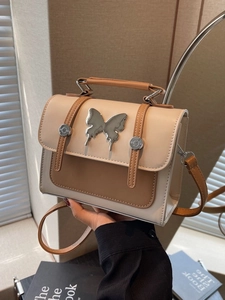 Petit sac bandoulière beige et marron avec papillon argenté et poignée supérieure