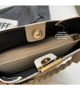 Détail du sac seau blanc avec boucle magnétique invisible et anse tressée
