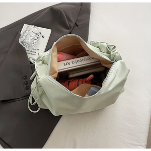 Detail der mintgrünen Falten-Tote-Bag mit großem Fassungsvermögen für Alltagsgegenstände