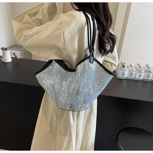 Detailansicht der hellblauen Pailletten-Tote-Bag mit schwarzen Trägern über der Schulter