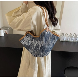 Detail der Pailletten-Denim-Tragetasche mit Lederriemen und gewelltem Randdesign