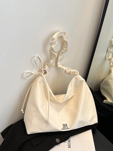 Schicke cremefarbene Schultertasche mit Raffungen und metallischem M-Logo-Detail