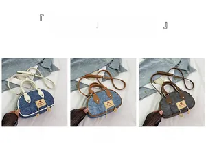 Dettaglio dei borselli in denim con ricamo a forma di cane nei colori beige e marrone