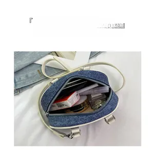 Vista dettagliata della borsa in denim con spazio interno per cosmetici e accessori