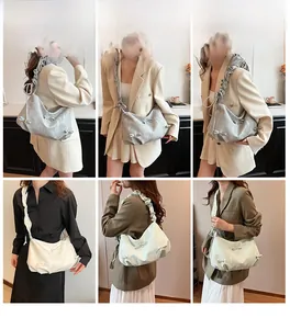 Détails de sacs bandoulière minimalistes avec grands nœuds et bandoulières plissées