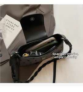 Geräumiger Innenraum der grauen gepunkteten Tasche mit Platz für Handy und Kosmetik