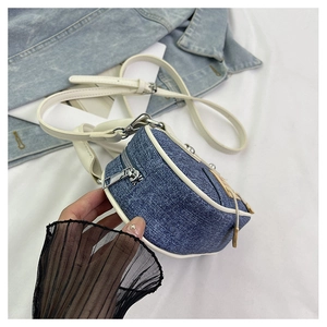 Dettaglio borsa in denim con finiture in pelle bianca e cerniera in metallo argentato
