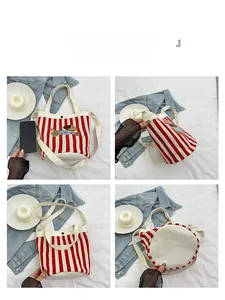 Détails du sac seau en toile rayée rouge avec broderie de chien et double bandoulière