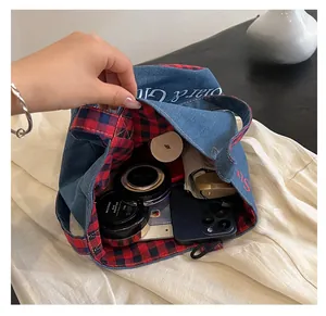 Dettaglio della borsa tote in denim con fodera a scacchi e ampio spazio interno