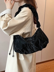 Sac fourre-tout plissé noir avec bandoulière nuage et détail de nœud sur le côté