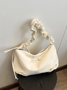 Sac à main plissé beige avec anse à volants et trois nœuds décoratifs élégants