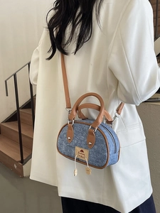 Mini borsa denim con manici in pelle e toppa cartoon su blazer bianco elegante