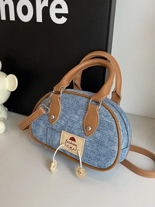 Mini borsa a bauletto in denim blu con finiture in pelle marrone e patch a cucciolo