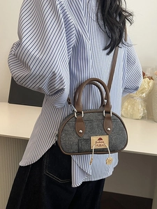 Mini borsa a tracolla in denim grigio con manici in pelle e toppa a forma di cane