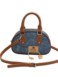 Mini borsa a cuscino in denim a contrasto con manici in pelle marrone e ciondoli a zampa d'orso