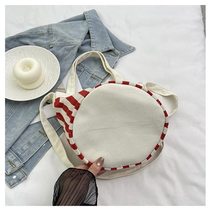 Vue de dessus d'un sac seau en toile à rayures rouges avec des sangles robustes