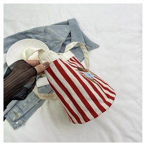 Détail du sac cabas en toile à rayures rouges et blanches avec broderie cartoon